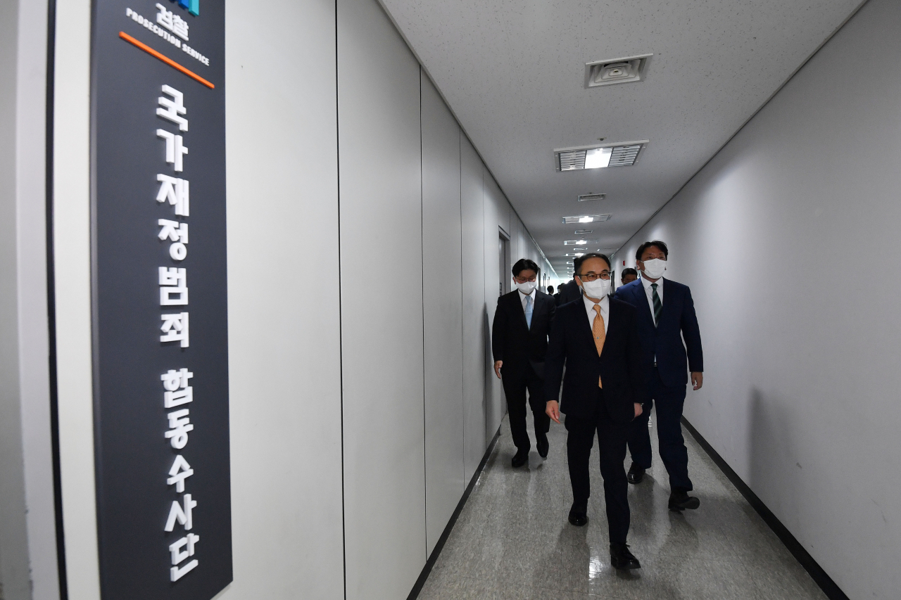 이원석 검찰총장이 지난달 30일 서울 도봉구 서울북부지방검찰청에서 열린 '국가재정범죄 합동수사단' 출범식을 마친 뒤 합수단 사무실로 이동하고 있다. [연합]