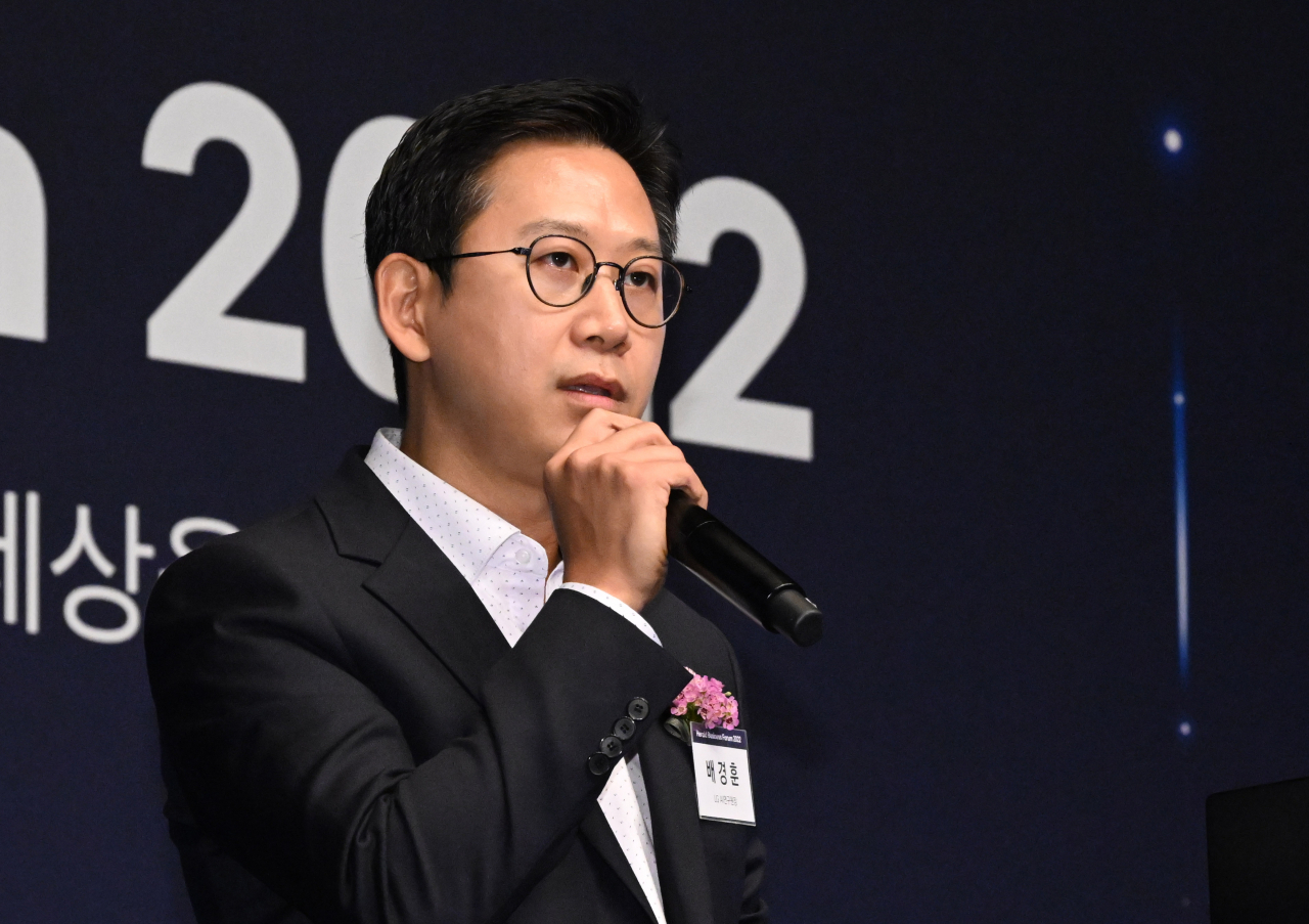 배경훈 LG AI연구원장이 13일 서울 중구 신라호텔 다이너스티홀에서 열린 ‘헤럴드기업포럼2022’에서 인공지능(AI) 기술 고도화가 결국 인간의 자아실현을 위한 것이라며, 초거대 AI 생태계 확장을 위한 관련 기업과 기관들의 협력 필요성을 강조했다. 임세준 기자.