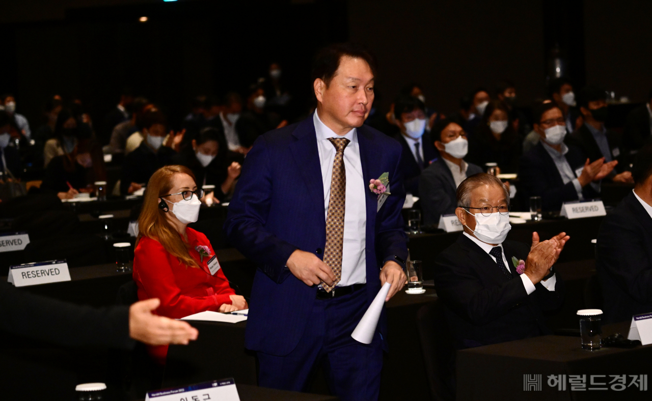 ‘헤럴드기업포럼 2022’가 ‘새로운 세상을 여는 힘(The Power of Visionaries)’을 주제로 13일 서울 중구 신라호텔 다이너스티홀에서 열린 가운데 최태원 대한상공회의소 회장이 축사를 하기 위해 연단으로 나서고 있다. 박해묵 기자