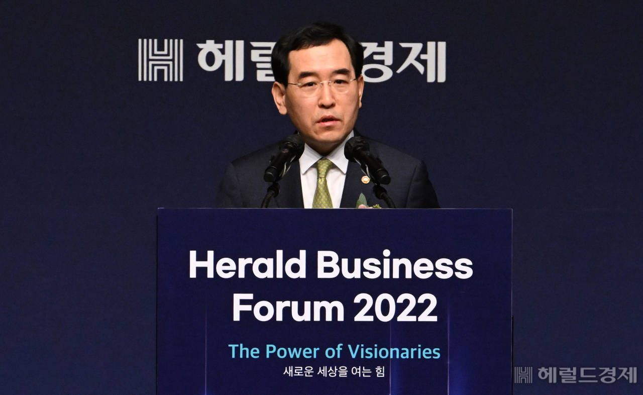 ‘헤럴드기업포럼 2022’가 ‘새로운 세상을 여는 힘(The Power of Visionaries)’을 주제로 13일 서울 중구 신라호텔 다이너스티홀에서 열린 가운데 이창양 산업통상자원부 장관이 축사를 하고 있다. 임세준 기자