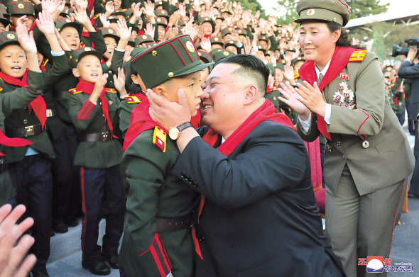 김정은 북한 국무위원장이 12일 전술핵운용부대에 배치된 장거리전략순항미사일 시험발사를 현지에서 지도했다고 조선중앙통신이 13일 보도했다. 이날 발사된 2기의 미사일은 조선 서해 상공에 설정된 타원 및 8자형 비행궤도를 따라 1만234초를 비행해 2000㎞ 계선의 표적을 명중타격했다고 통신은 전했다(위쪽사진). 김 위원장은 또 이날 설립 75주년을 맞은 북한의 엘리트 교육기관 만경대혁명학원과 강반석혁명학원을 방문해 기념연설을 하고 학생들과의 만남을 가졌다. [연합]