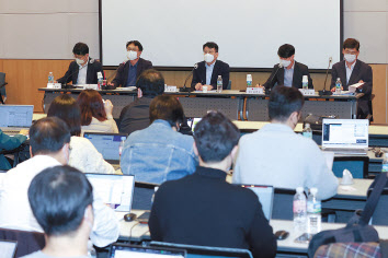 SK브로드밴드·KT·LG유플러스 등 통신 3사와 한국통신사업자연합회(KTOA)는 12일 서울 여의도 전경련회관 컨퍼런스센터에서 글로벌 빅테크 망 무임승차 관련 기자간담회를 열었다. [연합]