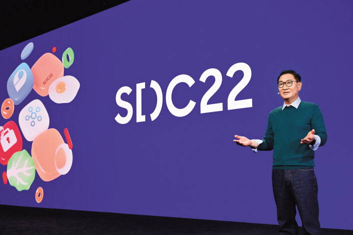 한종희 삼성전자 부회장(DX부문장)이 12일(현지 시간) 열린 SDC 2022에서 기조 연설을 진행하고 있다. [삼성전자 제공]