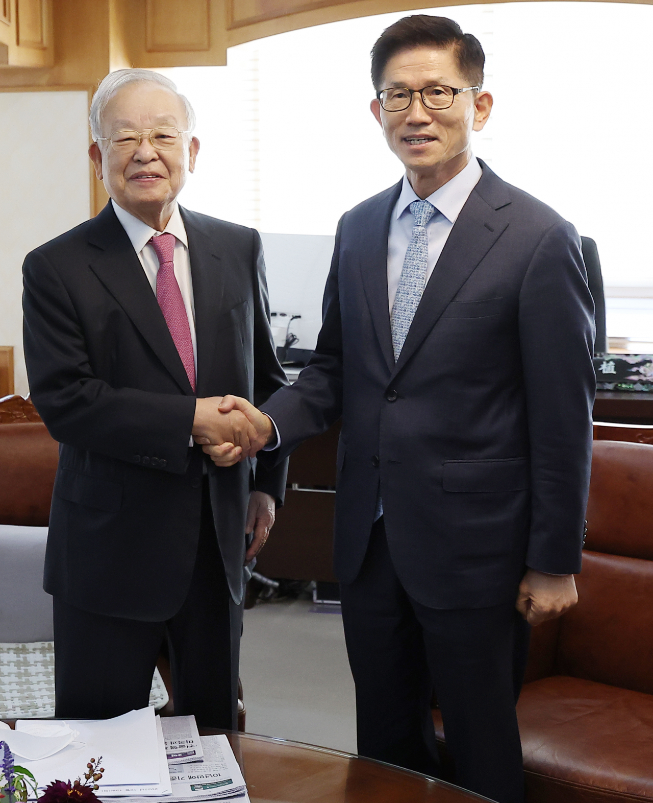 김문수 경제사회노동위원장(오른쪽)이 13일 오전 서울 마포구 한국경영자총협회(경총)를 방문해 손경식 회장과 인사하고 있다. [연합]