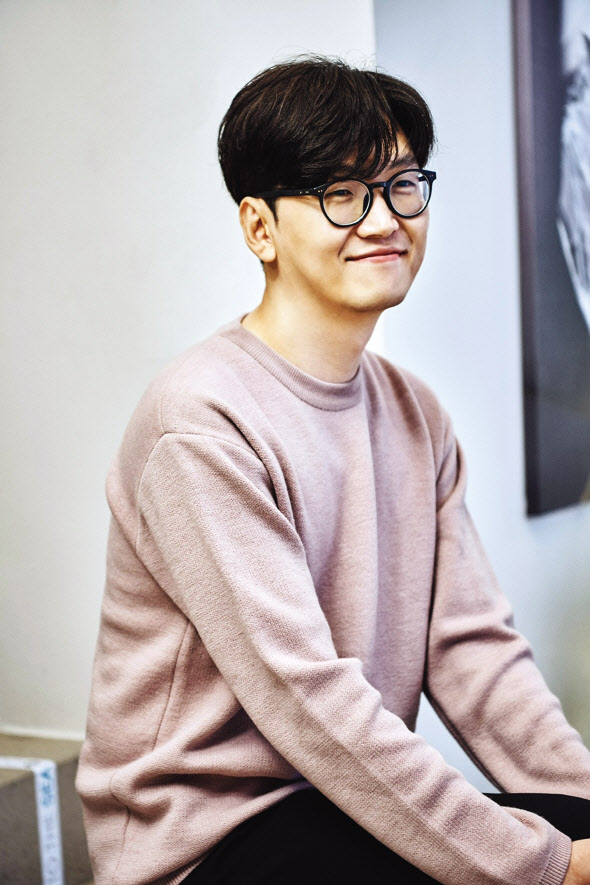 ‘번역의 신’ 황석희는 요즘 뮤지컬계에서도 입지를 다져가고 있다. 일 년에 영화 번역만 50~60편. ‘극장영화 번역’ 10년 동안 무려 500~600편을 번역했다. 뮤지컬은 ‘썸씽로튼’을 시작으로 ‘하데스타운’, ‘미세스 다웃파이어’ 등 여섯 작품째다. 그는 스스로를 ‘새싹 번역가’라며 “영화에서 번역가의 지분이 98.99%라면, 뮤지컬은 50%”라고 제작진과 배우들에게 공을 돌렸다. [샘컴퍼니 제공]