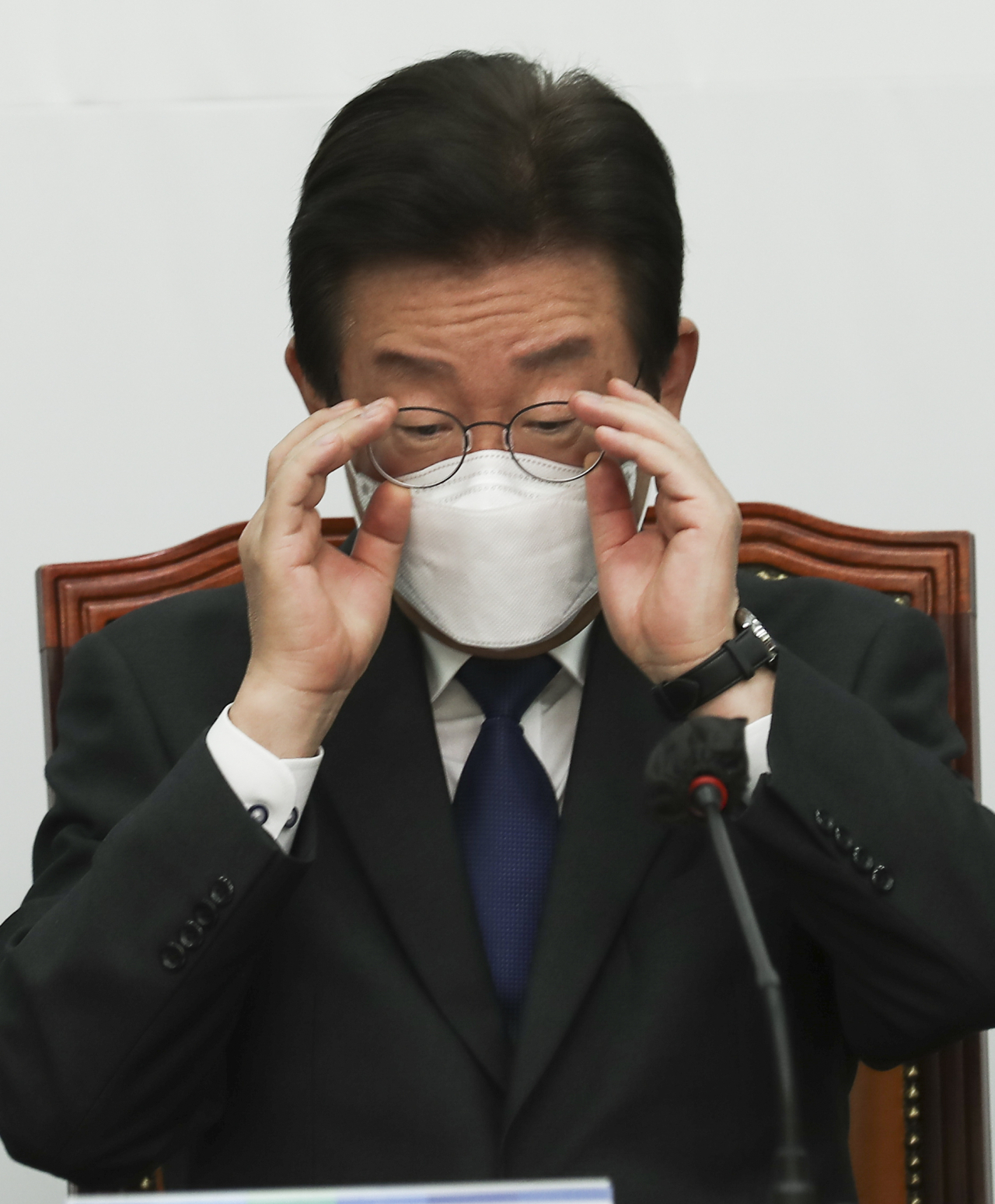 더불어민주당 이재명 대표가 13일 오전 국회에서 열린 '언론자유방송독립을 위한 언론인 간담회'에서 안경을 고쳐 쓰고 있다. 연합뉴스