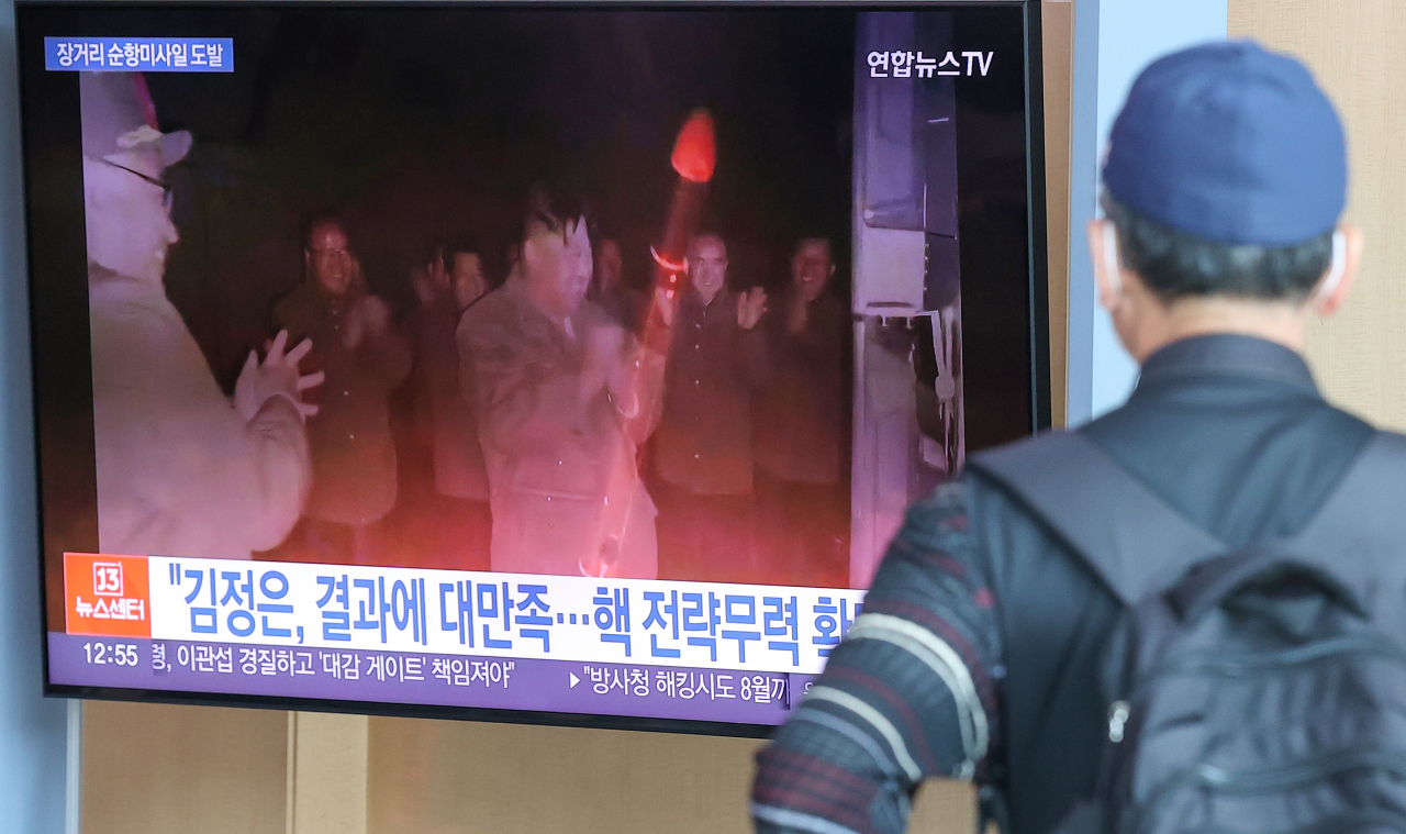 북한이 9개월 만에 장거리 순항미사일을 발사했다고 공개 보도한 지난해 10월 13일 오후 서울역 대합실에 관련 보도가 나오고 있다. 조선중앙통신은 전날 김정은 국무위원장이 전술핵운용부대에 배치된 장거리전략순항미사일 2발 시험발사를 현지에서 지도했다고 보도했다. [연합]
