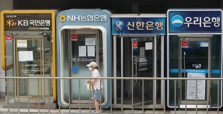 시중은행 현금자동입출금기(ATM)들이 줄지어 서있다.[연합]