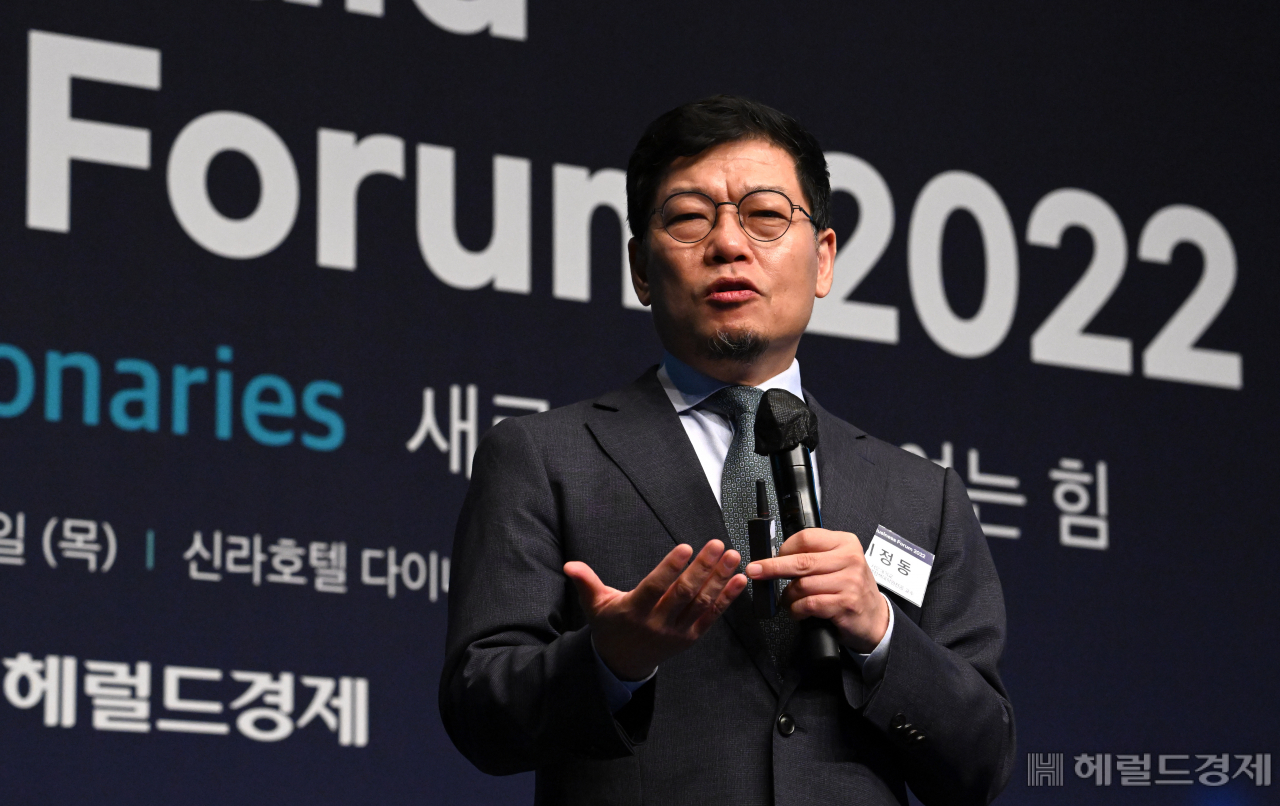 이정동 서울대학교 기술경영경제정책대학원전공 교수가 13일 서울 중구 신라호텔 다이너스티홀에서 열린 헤럴드기업포럼2022에서 기조연설을 하고 있다. 임세준 기자
