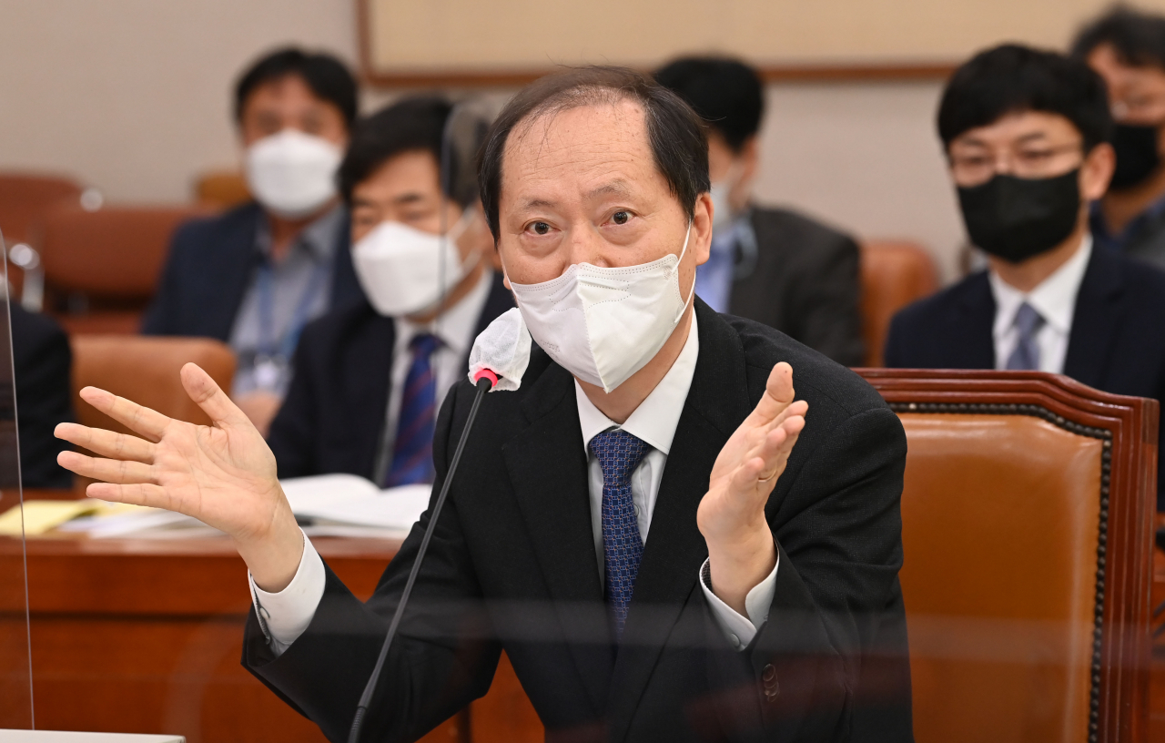 이완규 법제처장이 13일 오전 국회 법제사법위원회에서 열린 법제처에 대한 국정감사에서 의원질의에 답변하고 있다. [연합]