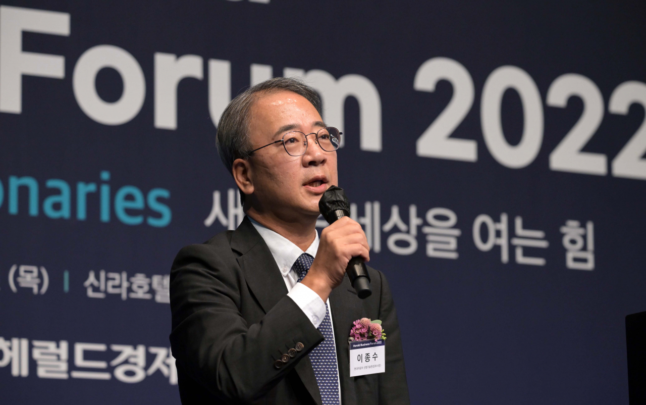 이종수 현대자동차 선행기술원장이 13일 ‘헤럴드 기업포럼 2022’에서 열린 모빌리티 시대는 고객들이 단순히 이동하는 것을 넘어 그 과정에서 생활 전반을 관통하는 가치를 원한다면서 현대차그룹이 모빌리티 디바이스는 물론, 서비스를 함께 제공하는 ‘스마트 모빌리티 서비스 프로바이더’로 탈바꿈 하고 있다고 소개했다. 이상섭 기자