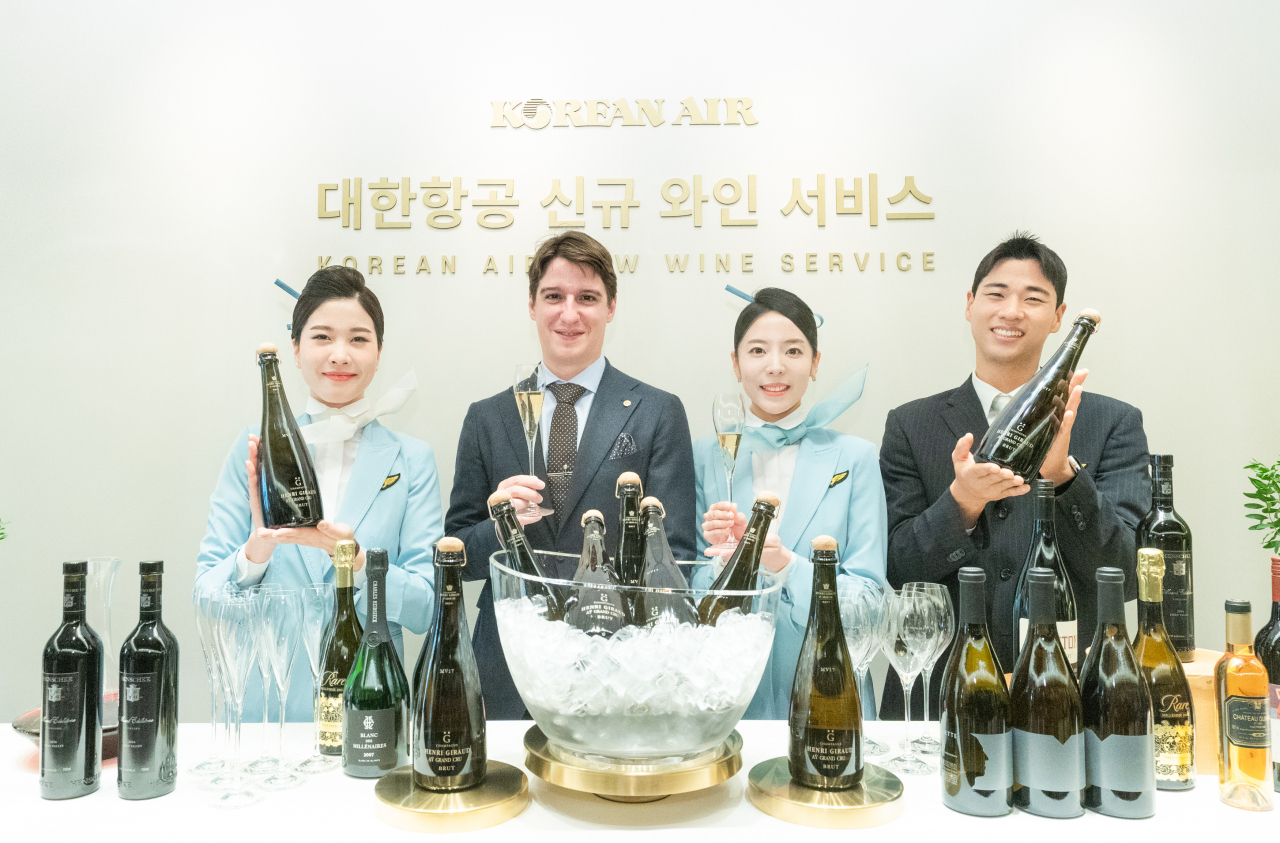 마크 알머트(왼쪽 두번째)와 대한항공 객실 승무원들이 신규 와인을 소개하고 있다. [대한항공 제공]