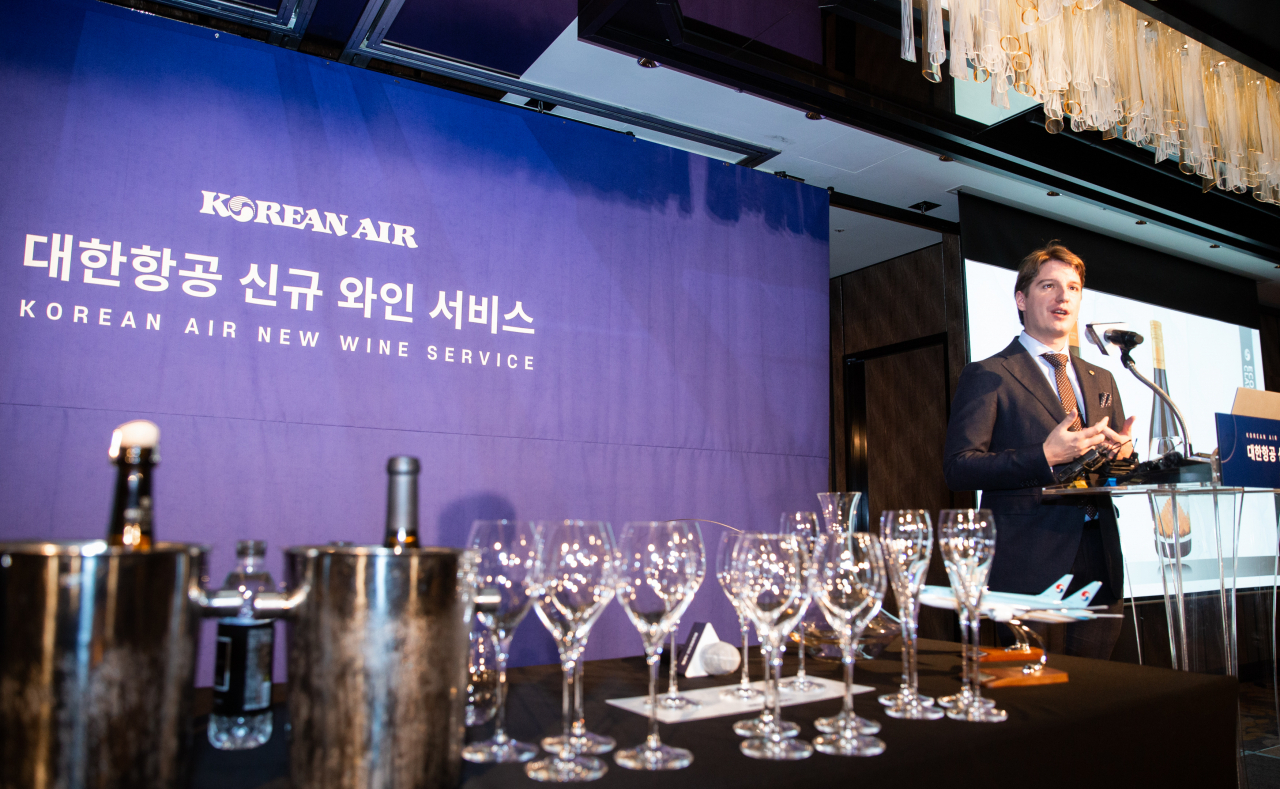 마크 알머트가 대한항공의 신규 와인을 소개하고 있다. [대한항공 제공]