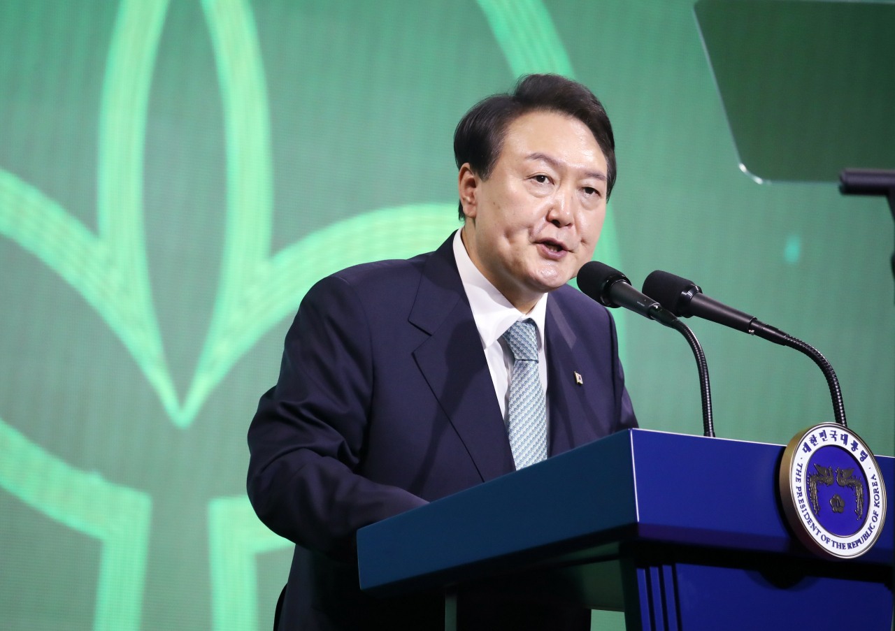 윤석열 대통령이 13일 서울 송파구 잠실실내체육관에서 열린 2022 전국새마을지도자대회에 참석, 축사를 하고 있다. [연합]