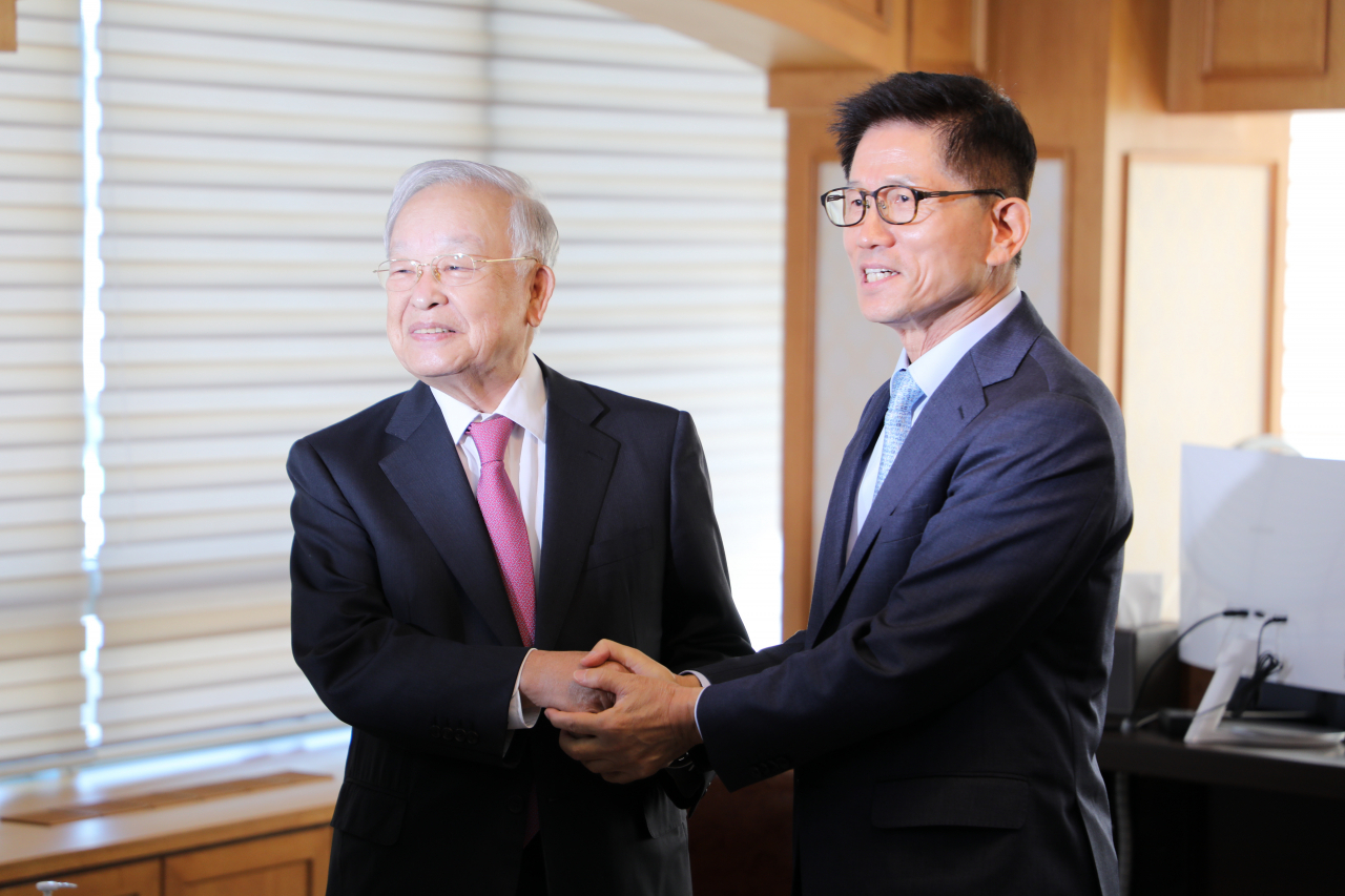 손경식(왼쪽) 한국경영자총협회 회장이 김문수 신임 경제사회노동위원회 위원장을 면담하고 있다. [경총 제공]