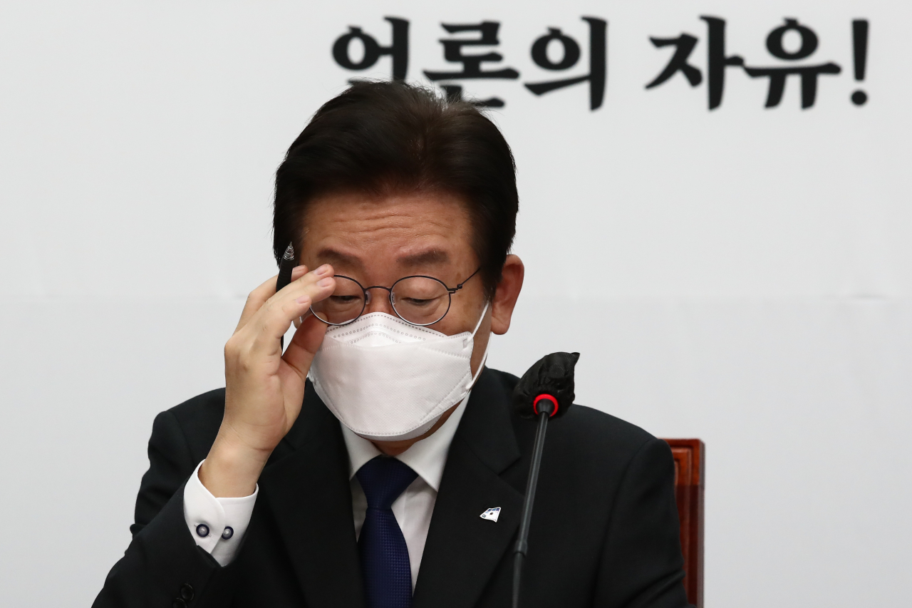 이재명 더불어민주당 대표가 지난 13일 국회에서 열린 '언론자유 방송독립을 위한 언론인 간담회'에서 안경을 고쳐 쓰고 있다. [연합]
