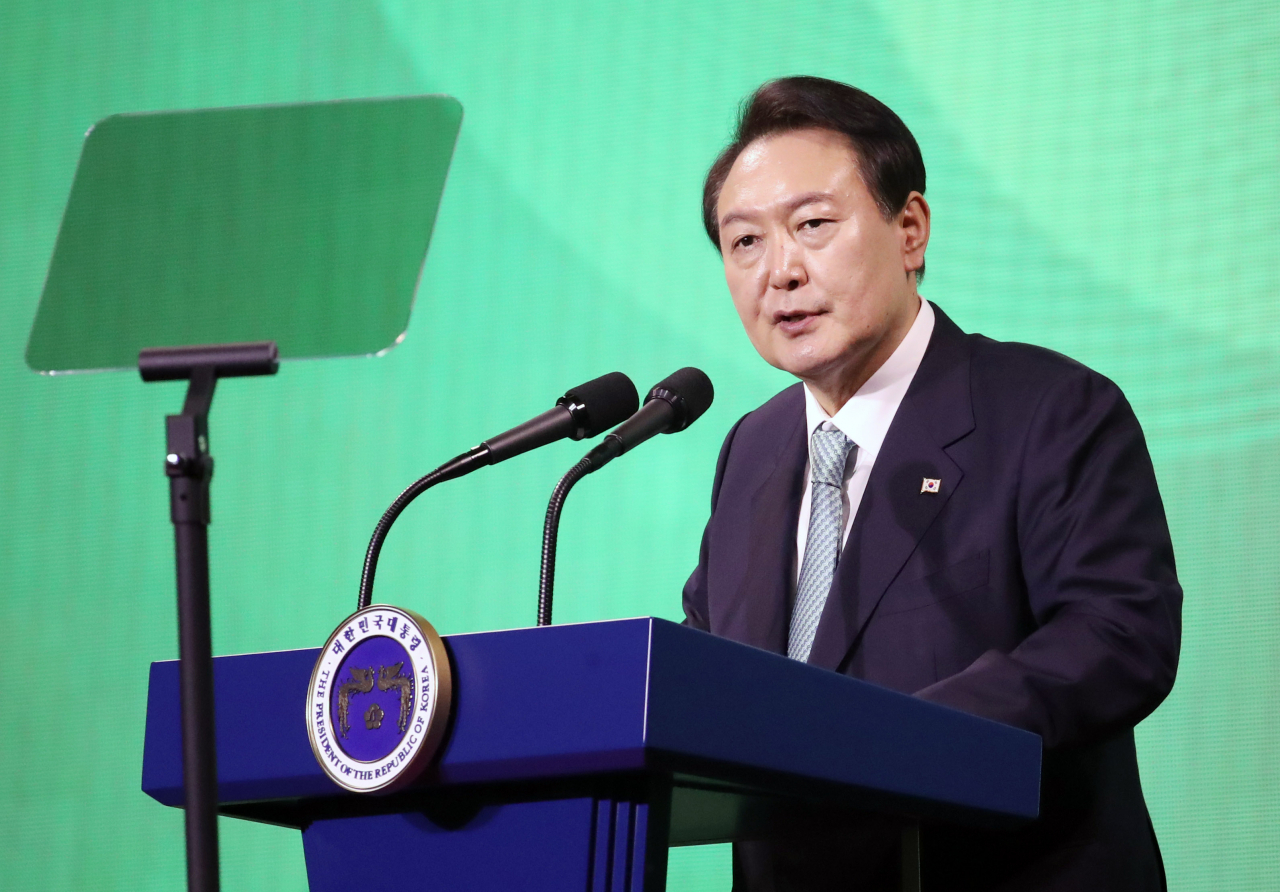 윤석열 대통령이 13일 서울 송파구 잠실실내체육관에서 열린 2022 전국새마을지도자대회에 참석, 축사를 하고 있다. [연합]