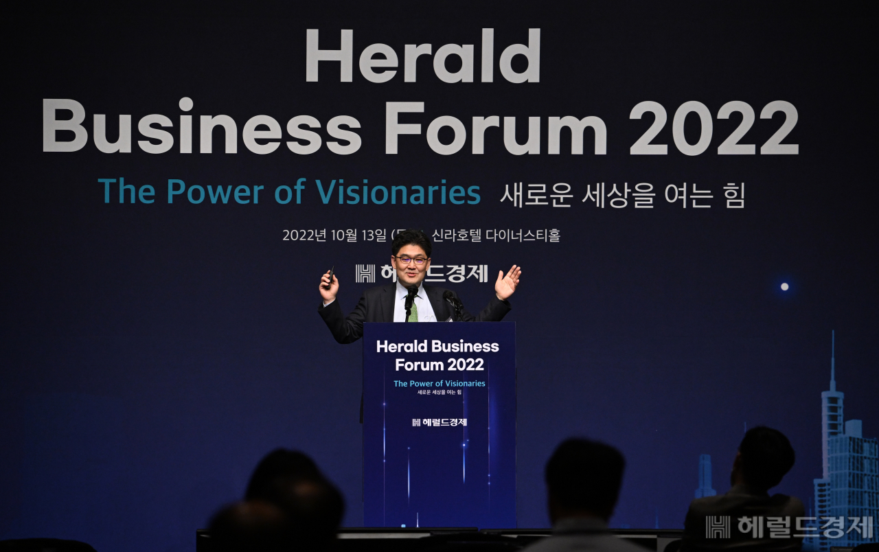 ‘헤럴드기업포럼2022’가 ‘새로운 세상을 여는 힘(The Power of Visionaries)’을 주제로 13일 서울 중구 신라호텔 다이너스티홀에서 열린 가운데 유동완 한화 스페이스허브 부사장이 강연을 하고 있다. 임세준 기자