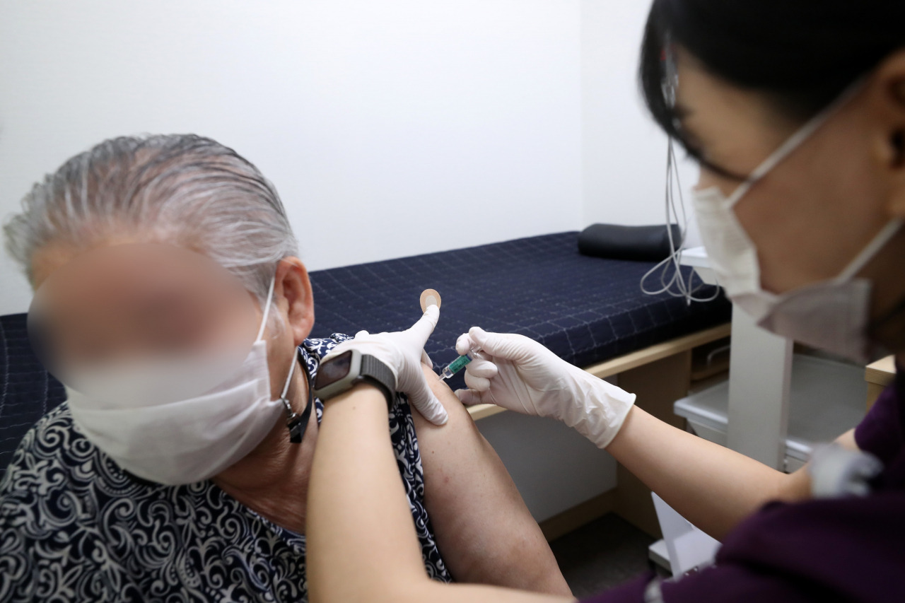 정부가 만 75세 이상을 대상으로 독감(인플루엔자) 무료 예방접종 지원을 시작한 12일 강원 춘천시 한국건강관리협회 강원도지부에서 한 어르신이 주사를 맞고 있다. [연합]