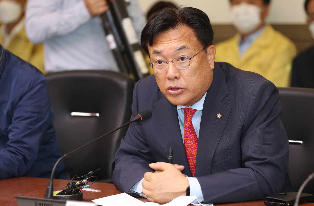 국민의힘 정진석 비상대책위원장이 13일 오후 경북 포항시청을 찾아 태풍 힌남노에 따른 피해 현황을 브리핑받은 뒤 정부 차원의 지원책을 밝히고 있다. [연합]