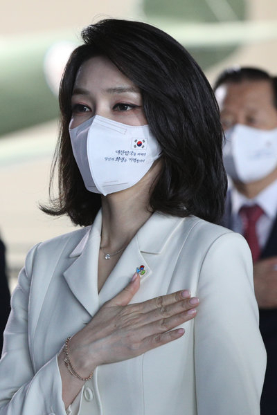 윤석열 대통령 부인 김건희 여사가 지난 6월17일 서울 용산구 전쟁기념관에서 열린 ‘국가유공자 및 보훈 가족 초청 오찬’에서 국민의례를 하고 있다. [대통령실사진기자단]