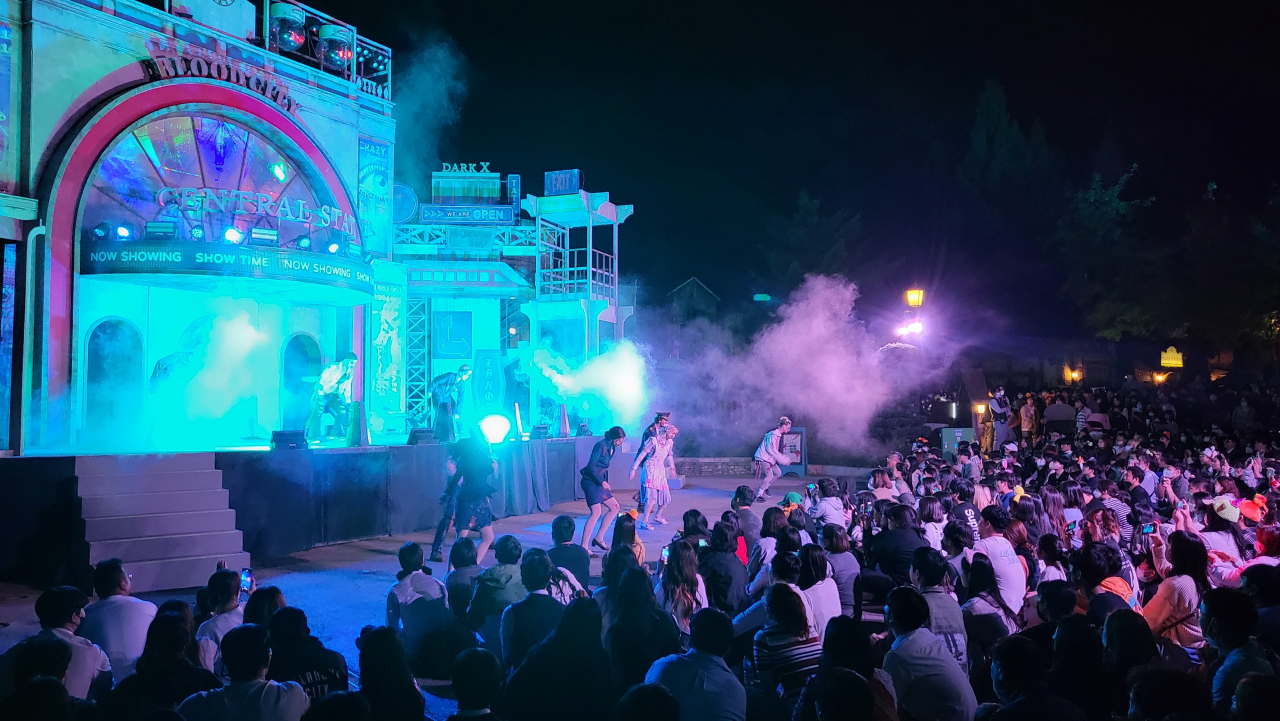 "Crazy Zombie Hunt" is performed at Everland, "Blood City" (Kim Hae-yeon/ The Korea Herald)