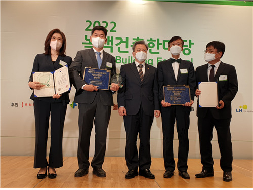 서울시는 서울에너지드림센터가 ‘2022년 대한민국 녹색건축대전’에서 녹색 건축물 운영 부문 국토교통부장관상을 수상했다고 14일 밝혔다. 사진은 시상식에 참석한 왼쪽부터 허은영 희림종합건축사사무소 부사장, 김정선 서울시 기후환경정책과장, 이원재 국토교통부 1차관, 신현대 세종충남대학교병원장, 윤길호 계룡건설산업 부사장. [서울시 제공]
