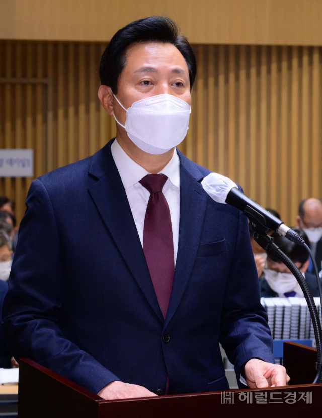 오세훈 서울시장이 지난 12일 서울 중구 서울시청 대회의실에서 열린 국회 행정안전위원회 서울시에 대한 국정감사에서 인사말을 하고 있다. [이상섭 기자]