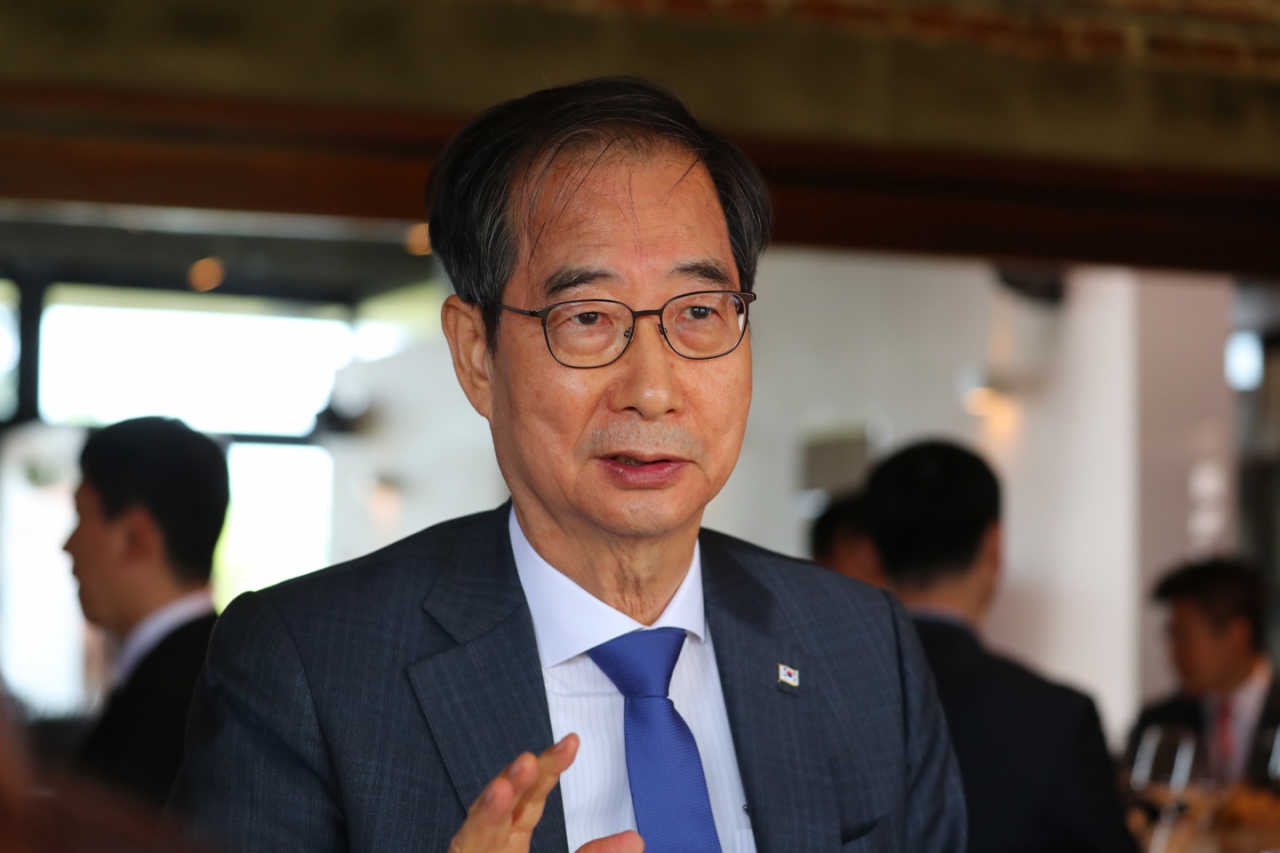 한덕수 국무총리가 13일(현지시간) 몬테비데오에서 수행기자들과 간담회를 하며 발언하고 있다. [국무총리실 제공]