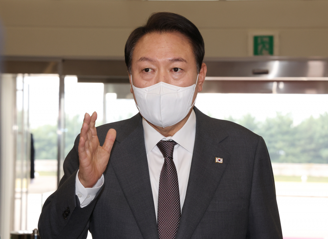 윤석열 대통령이 14일 오전 서울 용산 대통령실 청사로 출근하며 기자들과 질의응답을 하고 있다. [연합]