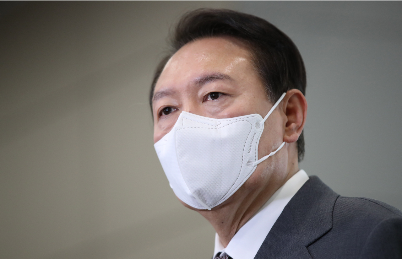 윤석열 대통령이 14일 오전 서울 용산 대통령실 청사로 출근하며 기자들과 질의응답을 하고 있다. [연합]