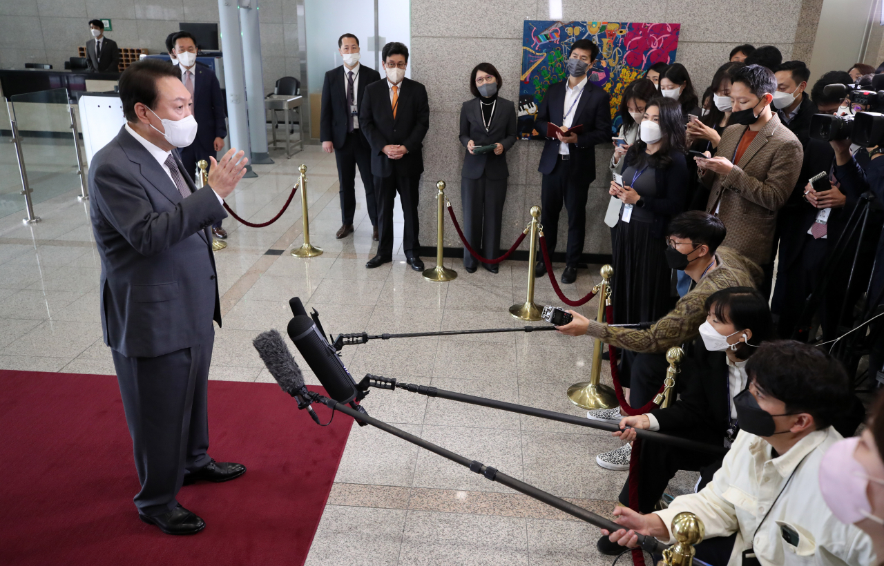 윤석열 대통령이 14일 오전 서울 용산 대통령실 청사로 출근하며 기자들과 질의응답을 하고 있다. [연합]