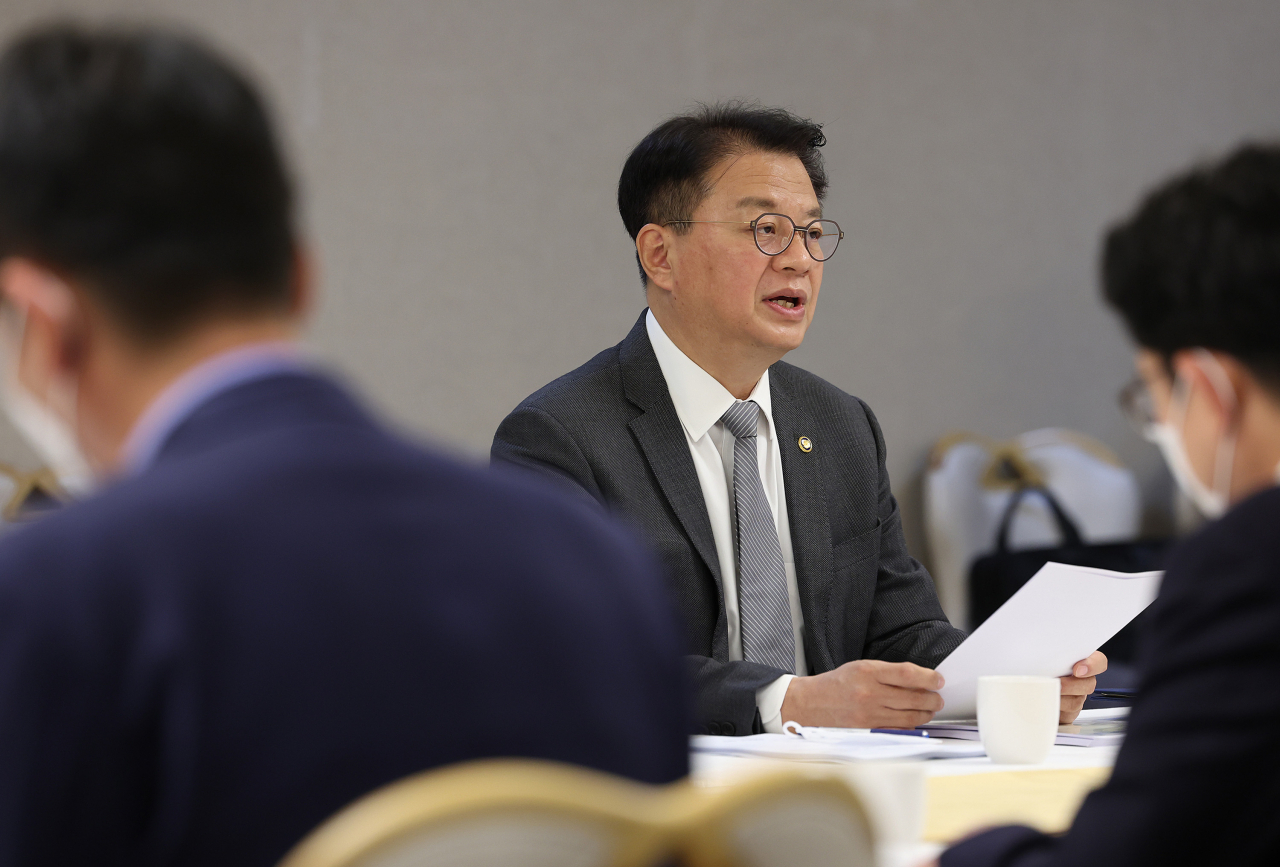 방기선 기획재정부 1차관이 14일 오전 정부서울청사에서 열린 비상경제차관회의를 주재하며 발언하고 있다. 그는 “여름철 기상여건 악화 등으로 크게 상승했던 배추·무 가격은 9월 말부터 준고랭지 물량이 출하되며 안정세를 보이고 있다”며 “예년 대비 관리품목 확대, 수급불안 품목 중심 물량공급 확대, 품목별 할인지원 등을 주요 내용으로 하는 김장재료 수급안정대책을 이달 말 발표할 계획”이라고 말했다. [연합]
