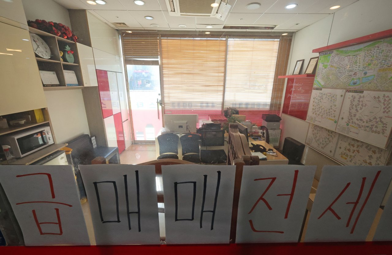 올해 1~8월 서울 아파트 거래량이 2006년 실거래가 조사 이래 최저를 기록하고 서울 아파트값이 지난주 19주 연속 하락하는 등 부동산시장이 냉각되는 가운데 13일 서울 송파구의 한 부동산 중개업소가 비어 있다. [연합]