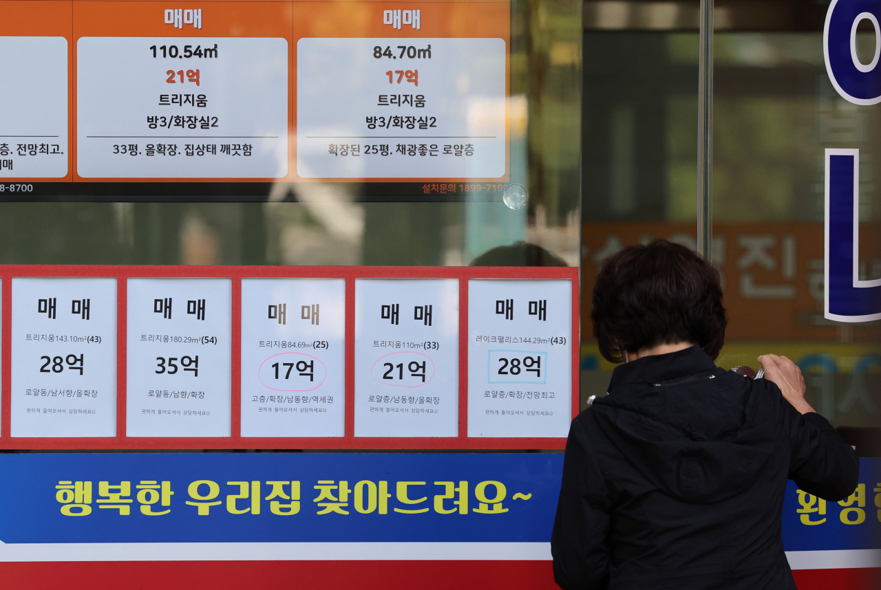 올해 1~8월 서울 아파트 거래량이 2006년 실거래가 조사 이래 최저를 기록하고 서울 아파트값이 지난주 19주 연속 하락하는 등 부동산시장이 냉각되는 가운데 13일 서울 송파구의 한 부동산 중개업소에 아파트 매물 관련 안내문이 붙어 있다. [연합]