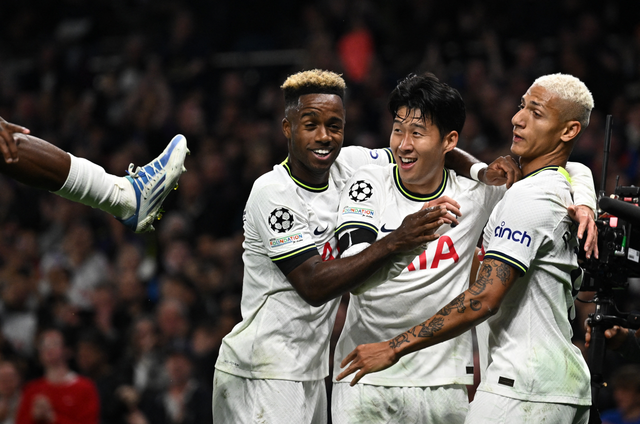 손흥민이 13일(한국시간) 프랑크푸르트(독일)와 2022-2023시즌 UCL 조별리그 D조 4차전서 자신의 두번째 골을 터뜨린 후 동료들과 기뻐하고 있다. [로이터]