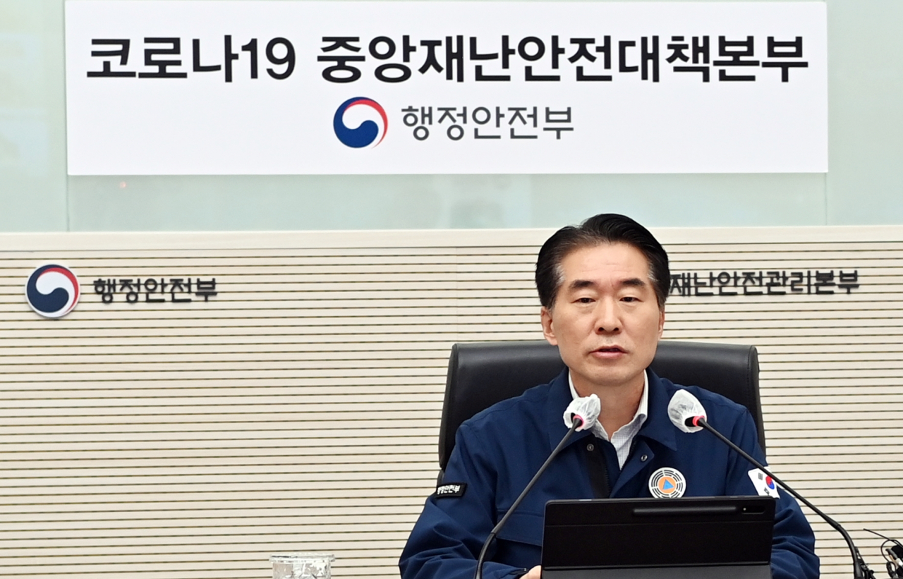 김성호 중대본 제2총괄조정관(행정안전부 재난안전관리본부장)이 14일 오전 정부세종2청사 중앙재난안전상황실에서 열린 코로나19 대응 중앙재난안전대책본부 회의를 주재하고 있다. [연합]