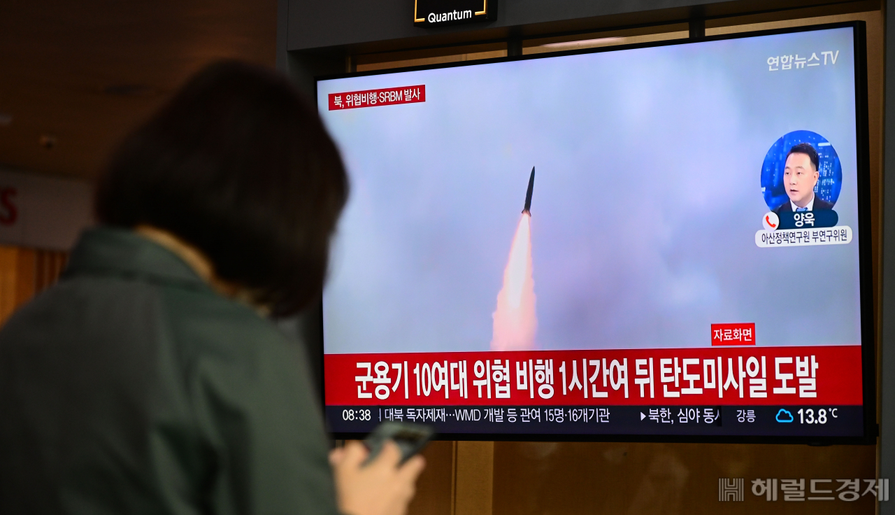 14일 북한이 위협비행과 단거리 탄도미사일(SRBM) 1발을 발사한 데 이어 동·서해에서 170여발의 포병 사격을 실시한 가운데 서울역 대합실을 찾은 시민들이 뉴스를 시청하고 있다. 박해묵 기자