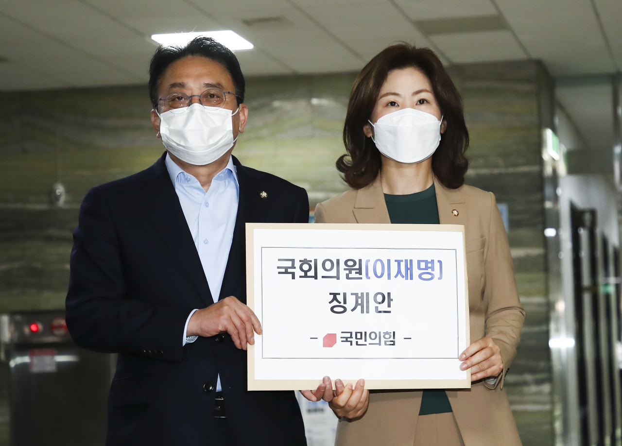 국민의힘 김희곤 원내부대표와 김미애 원내대변인이 14일 오전 서울 여의도 국회 의안과에 더불어민주당 이재명 대표에 대한 징계안을 제출하기 위해 이동하고 있다. [연합]