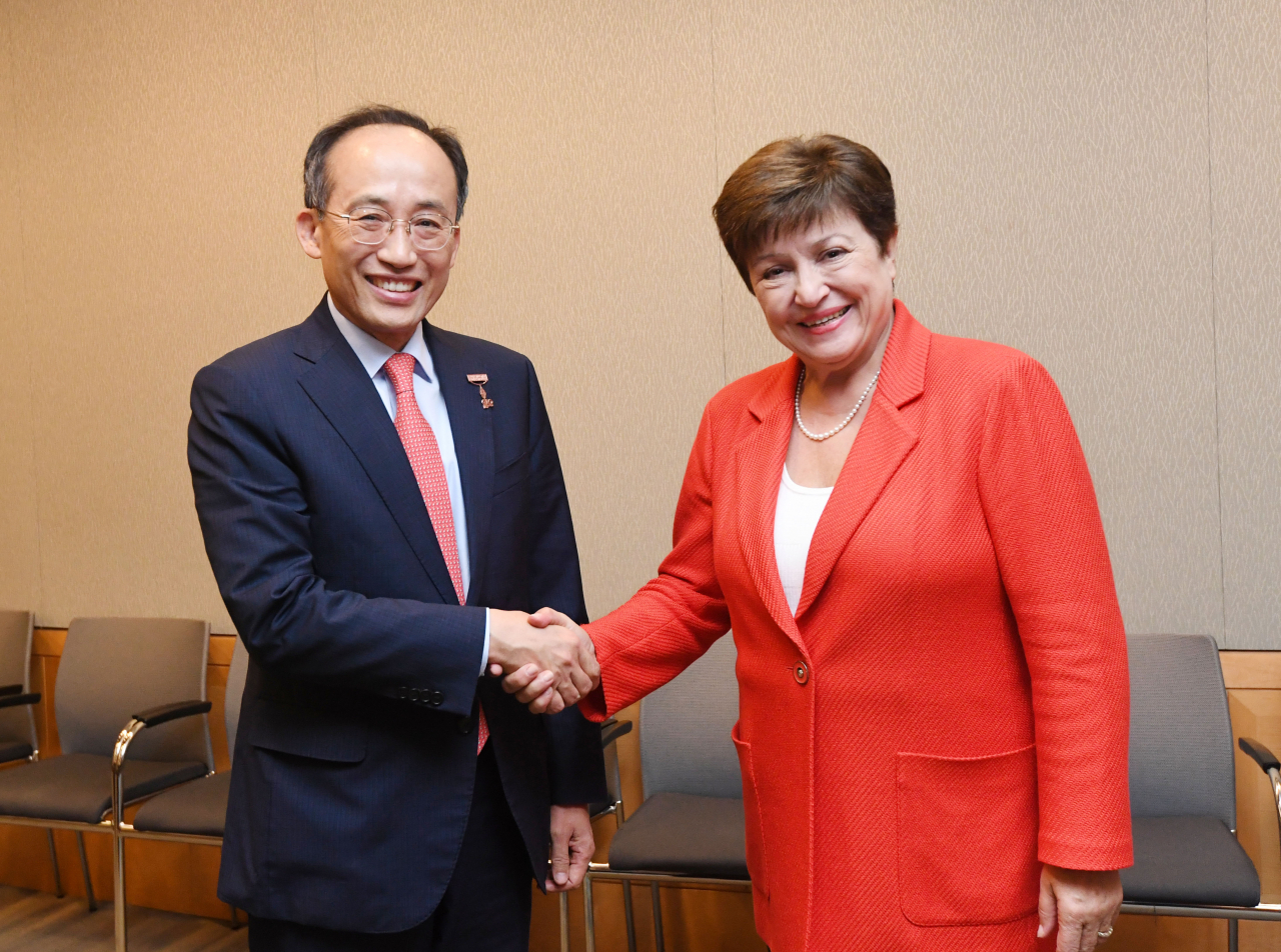 주요 20개국(G20) 재무장관회의 및 국제통화기금(IMF)/세계은행(WB) 연차총회 참석차 미국 워싱턴 D.C.를 방문 중인 추경호 부총리 겸 기획재정부 장관이 12일(현지시간) IMF 본부에서 크리스탈리나 게오르기에바 IMF 총재와 면담에 앞서 악수하며 기념사진을 찍고 있다. [기획재정부 제공]