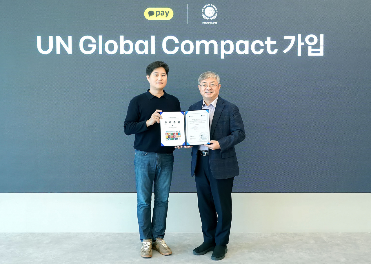 지난 13일 판교 카카오페이 오피스에서 신원근 카카오페이 대표(왼쪽)와 유연철 UNGC 한국협회 사무총장(오른쪽)이 기념촬영을 하고 있다.[카카오페이 제공]