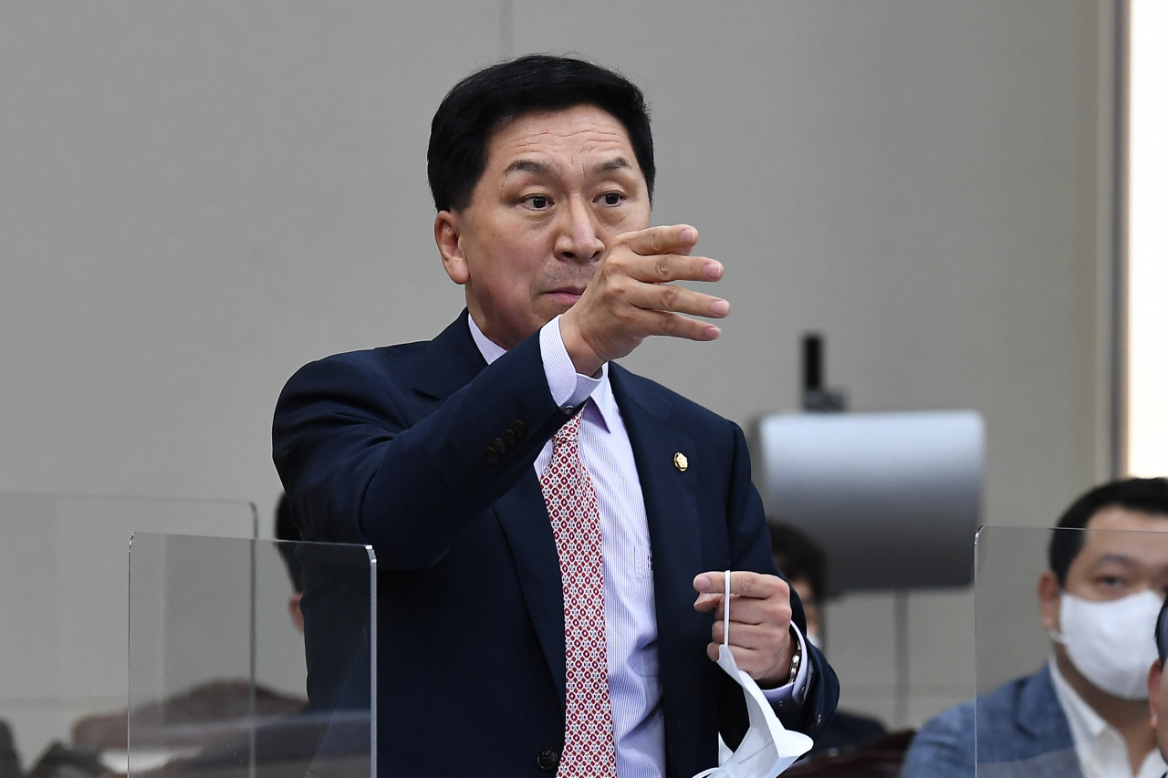국민의힘 김기현 의원이 6일 서울 용산구 합참 청사에서 열린 국방위원회의 합동참모본부 등에 대한 국정감사에서 일어나서 발언하고 있다. [연합]