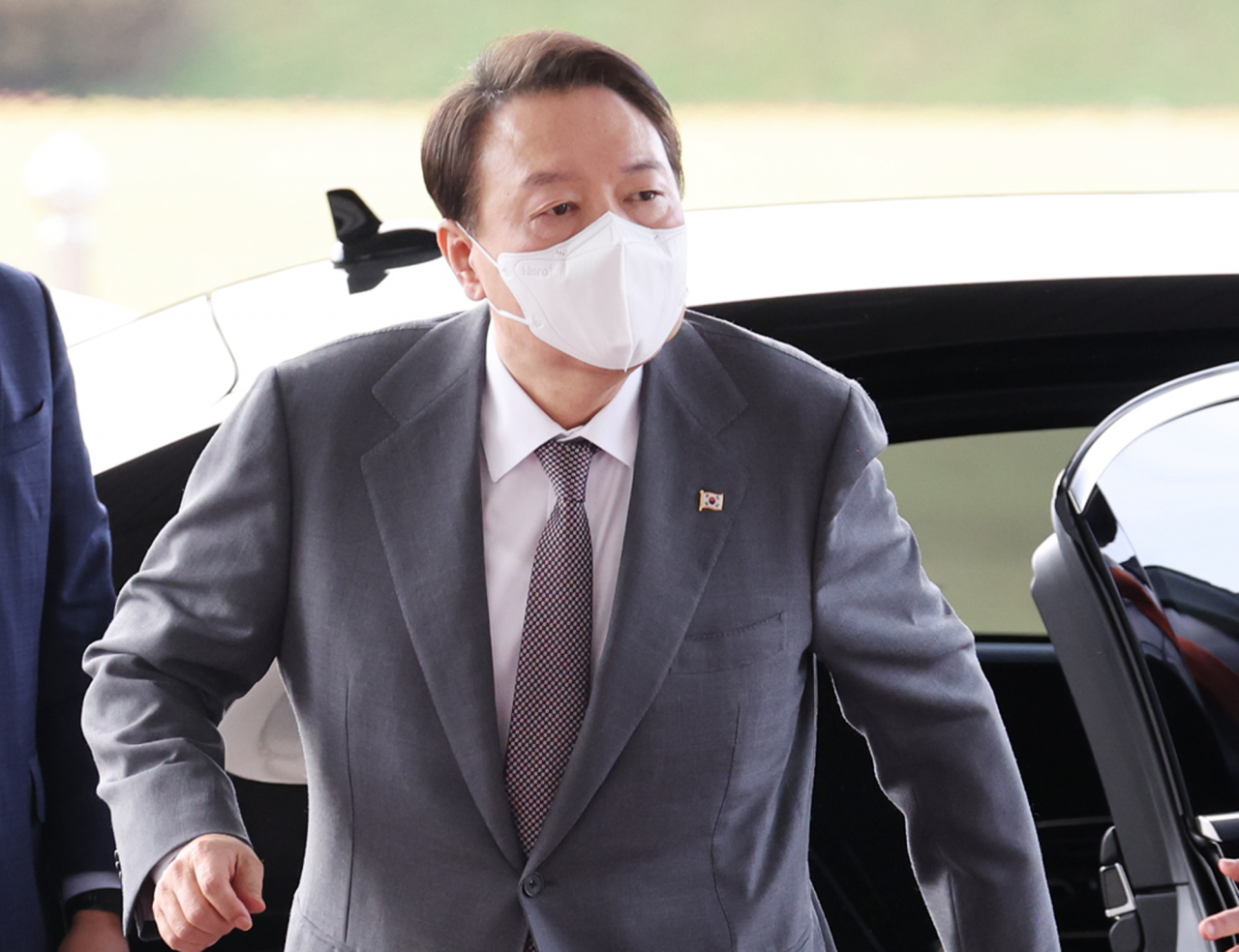 윤석열 대통령이14일 오전 서울 용산 대통령실 청사로 출근하고 있다. [연합]