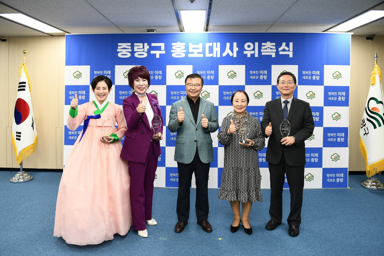 중랑구청 기획상황실에서 중랑구 홍보대사들과 류경기 중랑구청장이 기념사진을 촬영하고 있다.사진 왼쪽부터 국악인 조엘라, 가수 이현주, 류경기 중랑구청장, 색동회 김순녀 이사장, 나도성 교수