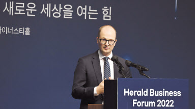 예스퍼 홀스트 COP수석부회장 겸 한국법인 공동대표는 ‘헤럴드기업포럼2022’에서 “해상풍력은 에너지 안보를 확립하고 녹색 전환을 앞당길 수 있다”고 강조했다. 이상섭 기자