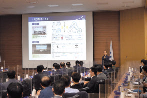정유인 한국항공우주(KAI) 재료공정팀장이 13일 경남 사천에서 열린 국산화 개발 성과 및 교류회에서 발표하는 모습. [KAI 제공]