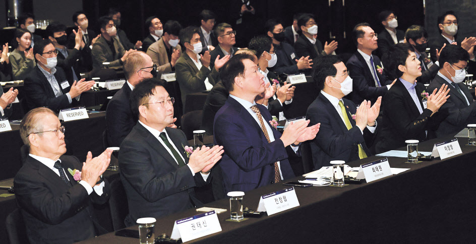“복합 위기를 극복하고 새로운 세상을 열자” 헤럴드기업포럼2022는 현재 닥친 대전환을 전화위복의 계기로 삼아 한국의 국가경쟁력을 높일 수 있는 대안을 제시했다는 호평을 받았다. 기업포럼에 참석한 주요연사들이 개막을 축하하며 박수를 치고 있다. 권태신(왼쪽부터) 전국경제인연합회 부회장, 전창협 헤럴드 대표, 최태원 대한상공회의소 회장, 이창양 산업통상자원부 장관, 김은혜 대통령실 홍보수석, 이정동 서울대 공대 교수. 박해묵 기자