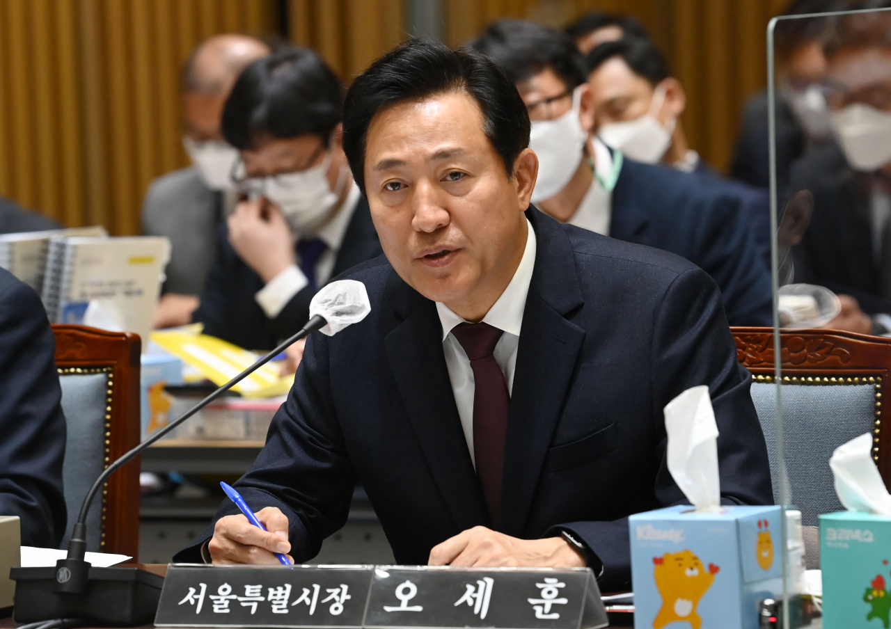 오세훈 서울시장이 14일 오전 서울시청 대회의실에서 열린 국회 국토교통위원회의 서울시에 대한 국정감사에서 의원질의에 답변하고 있다. [연합]