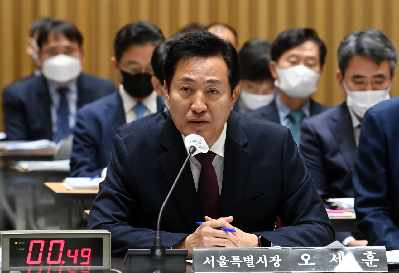 오세훈 서울시장이 14일 오전 서울시청 대회의실에서 열린 국회 국토교통위원회의 서울시에 대한 국정감사에서 의원질의에 답변하고 있다. [연합]