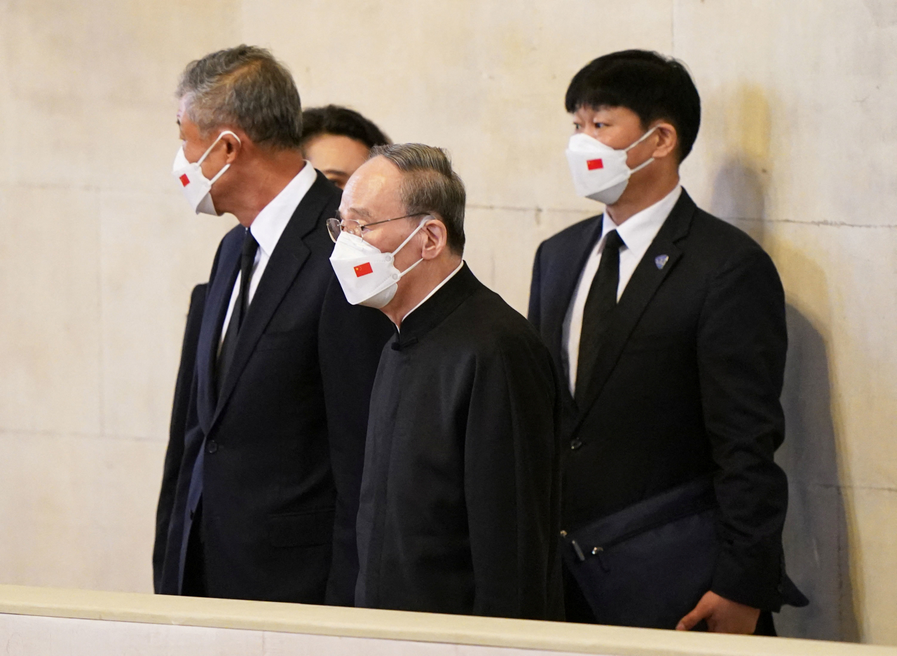 왕치산 중국 국가 부주석(가운데)이 이끄는 중국 대표단이 18일(현지시간) 런던 웨스트민스터 홀에 안치된 엘리자베스 2세 여왕의 관을 바라보며 참배하고 있다. [연합]